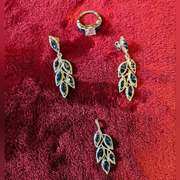 Lot of Necklaces & Earrings - Picture 3 of 5